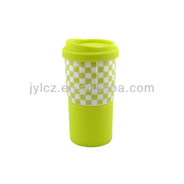 caneca de viagem com tampa e faixa de silicone